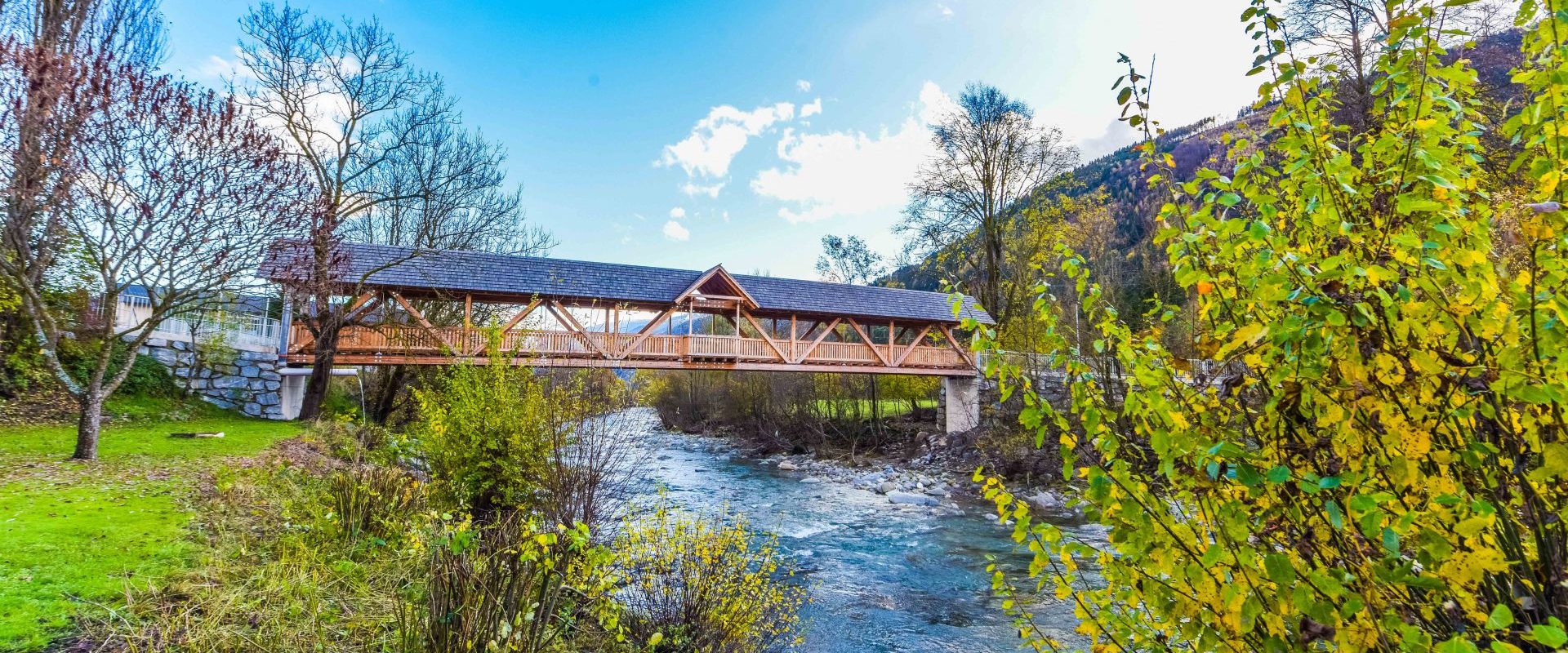 Holzbrücke mit Überdachung beim Generationenpark