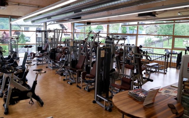 Fitnesstreff mit Sportgeräten