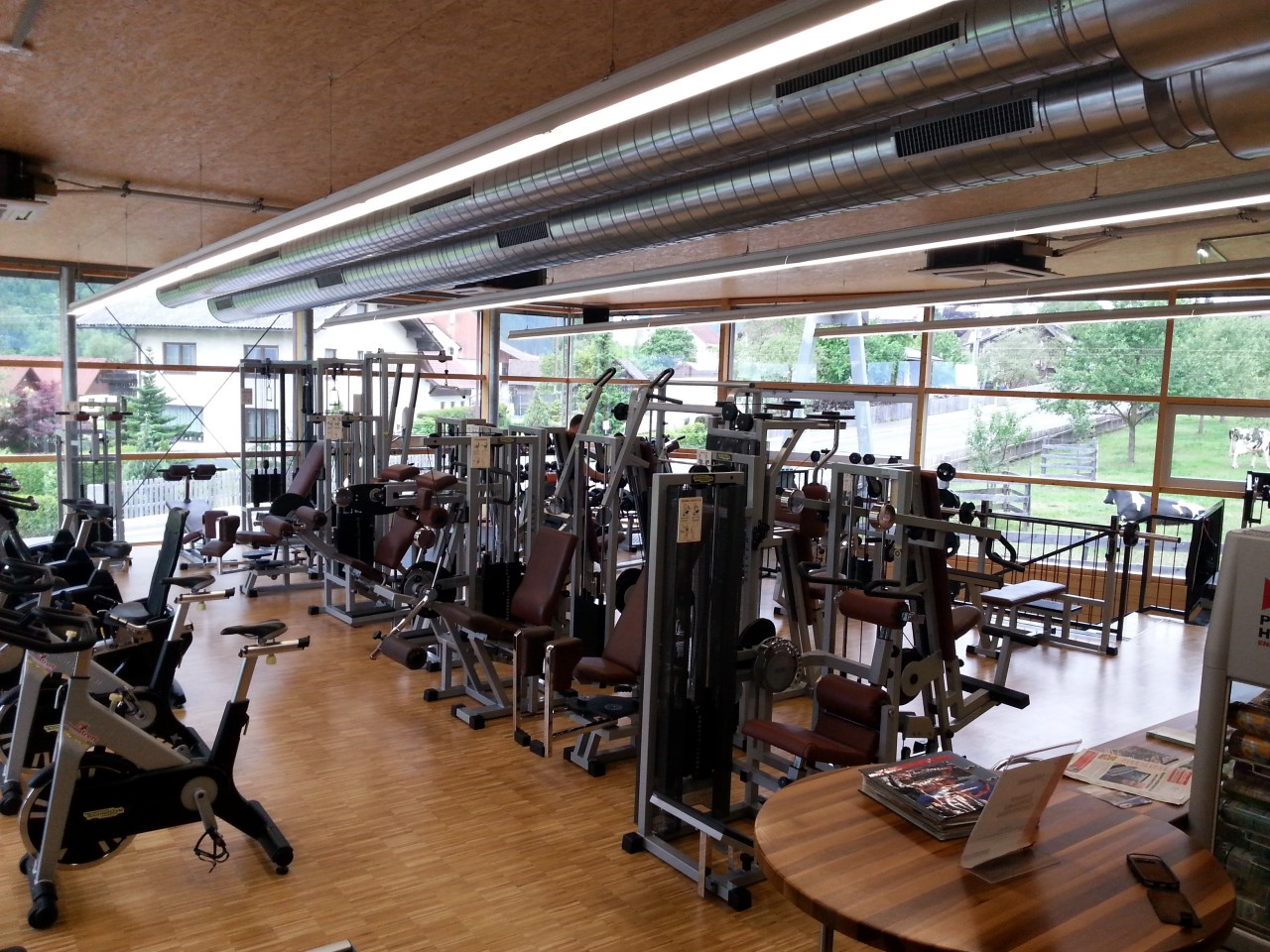 Fitnesstreff mit Sportgeräten