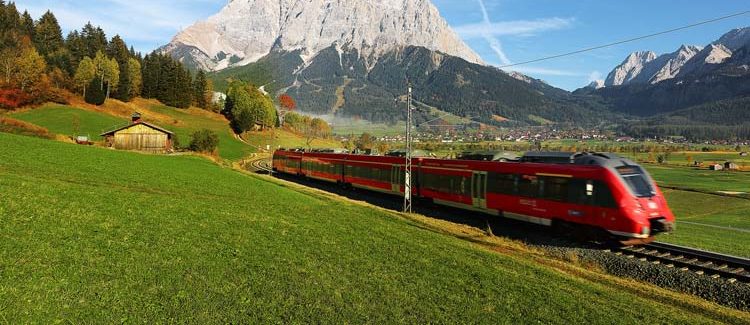 Wer gerne mit dem Zug fährt, reist nach Mühldorf direkt mit der Bahn an.<br />
Am ICE Bahnhof in Mallnitz hält 7x täglich ein internationaler Zug aus Norden und Süden. <br />
Von Bahnhof Mallnitz gelangen Sie bequem mit dem Bus zu uns nach Mühldorf.<br />
<br />
Mehr Infos unter:<br />
www.oebb.at oder Mobilitäts-Call-Center (Tel 05 1717)