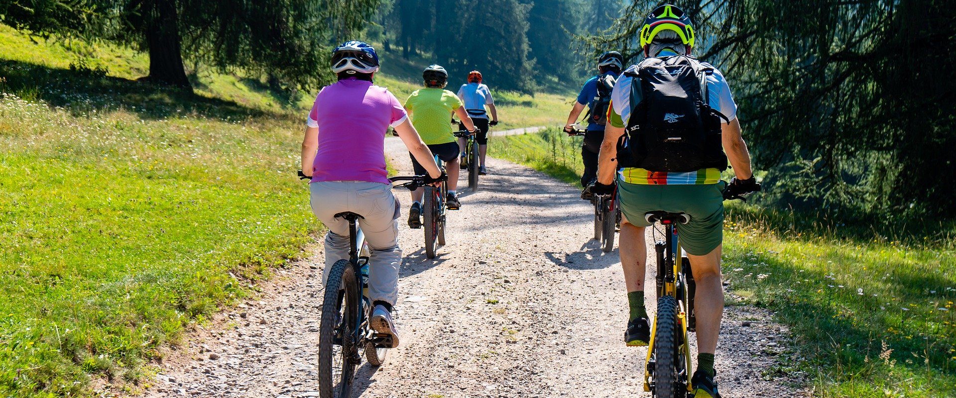 Radfahrer auf einen Almweg