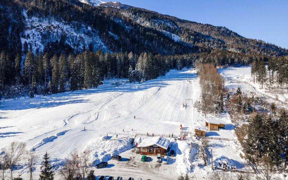 der Schlepplift ud die Schipiste in Mühldorf mit der Mühldorfer Hütte