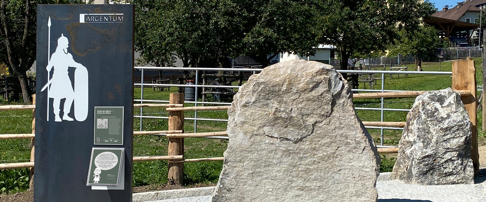 Zu sehen ist die als Metalltafel gestaltete Station "Keltenleben ist Stammesleben".